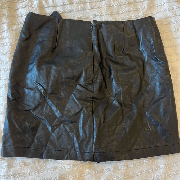Leather mini skirt - Picture 3 of 3